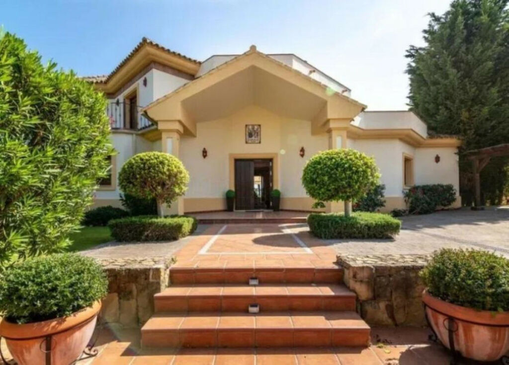 Detached Villa Los Flamingos Málaga - image 2
