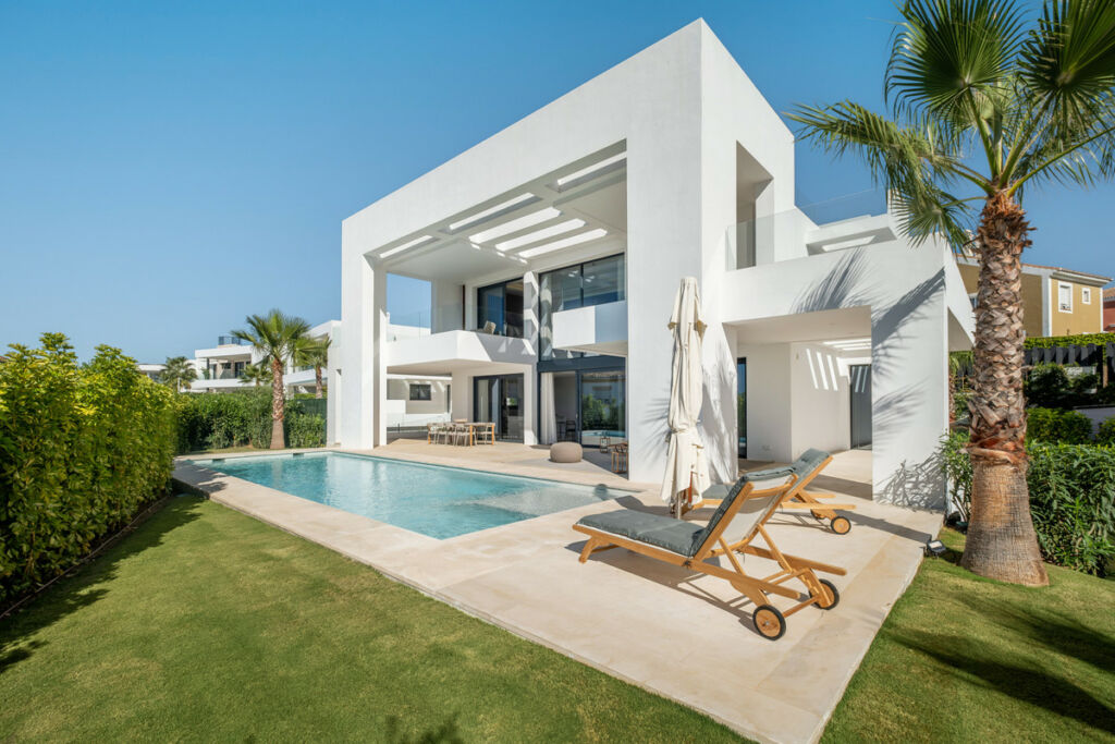 Detached Villa El Paraiso Málaga - image 2