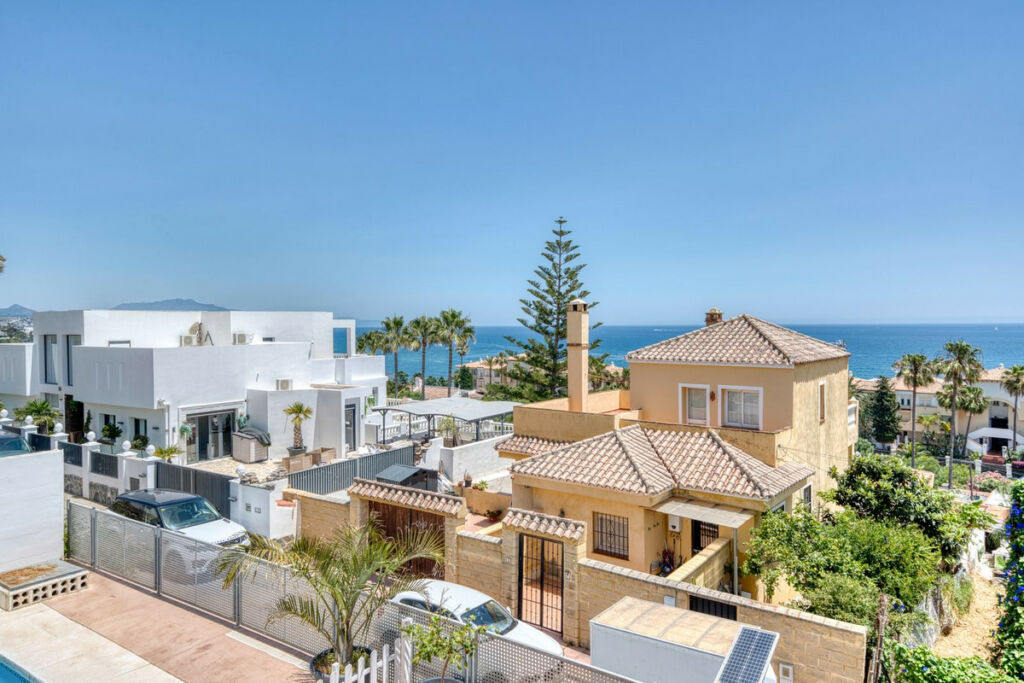 Detached Villa Estepona Málaga - image 18
