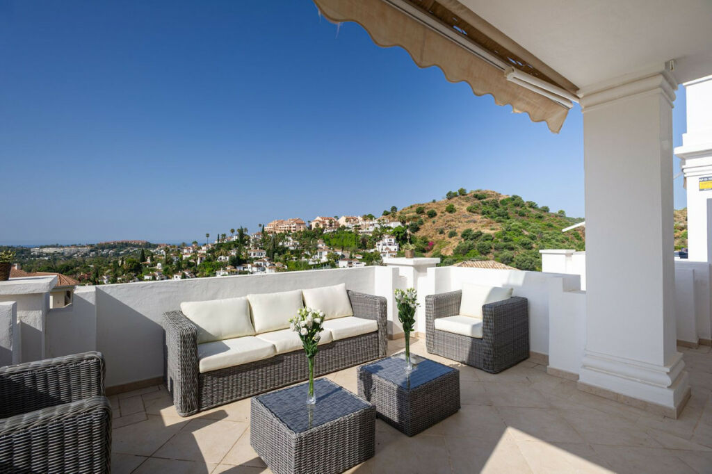 Middle Floor Apartment Nueva Andalucía Málaga - image 3