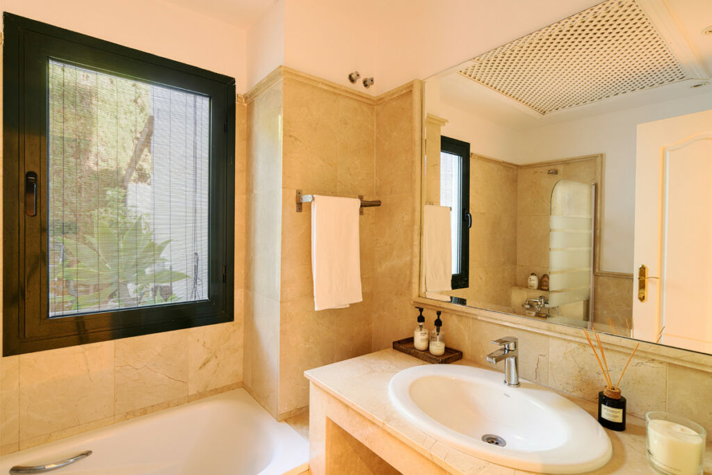 Detached Villa Estepona Málaga - image 21