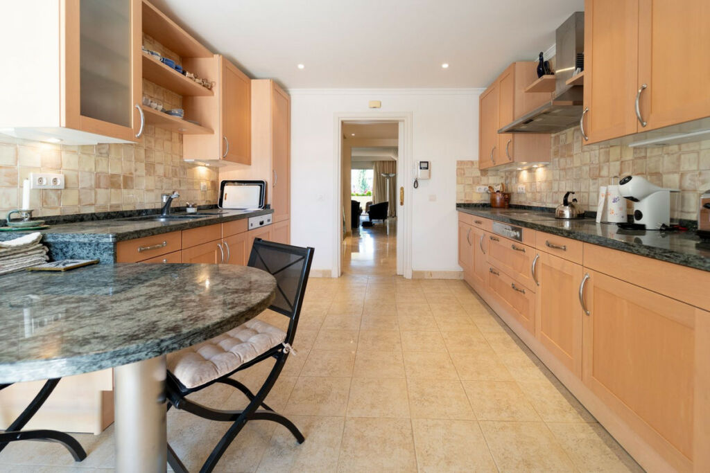 Middle Floor Apartment Nueva Andalucía Málaga - image 22