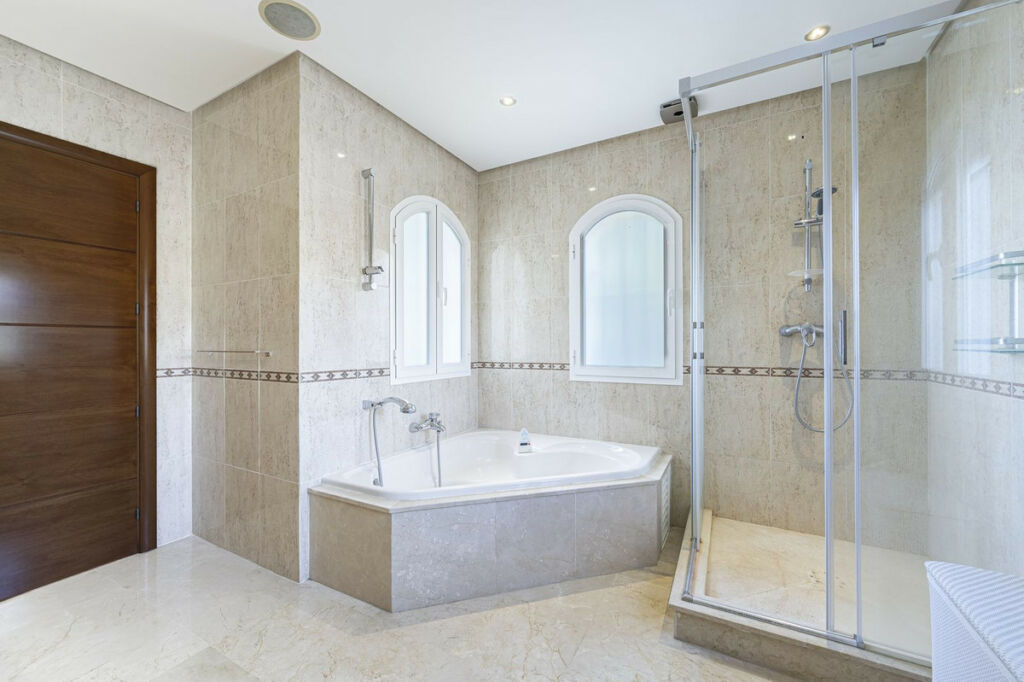 Detached Villa Nueva Andalucía Málaga - image 22