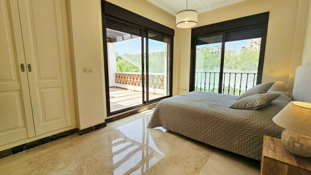 Detached Villa Estepona Málaga - image 22