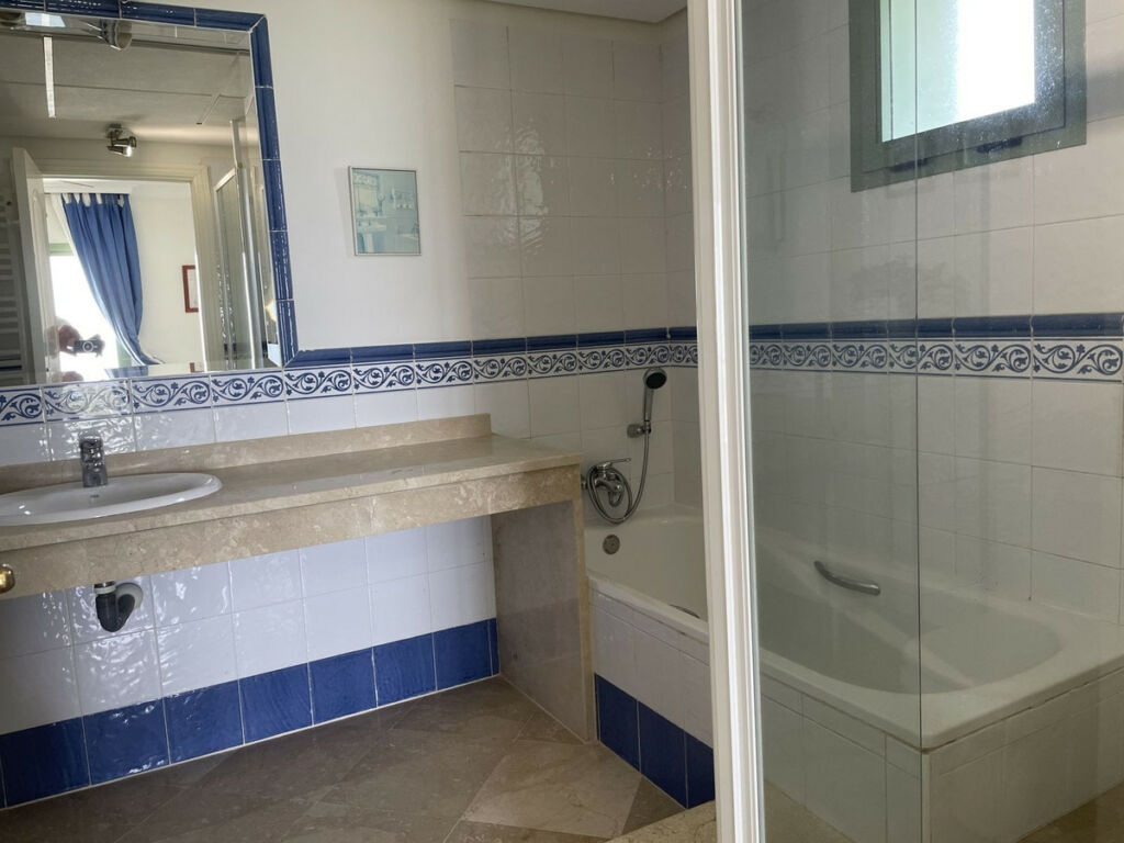 Middle Floor Apartment La Alcaidesa Cádiz - image 22