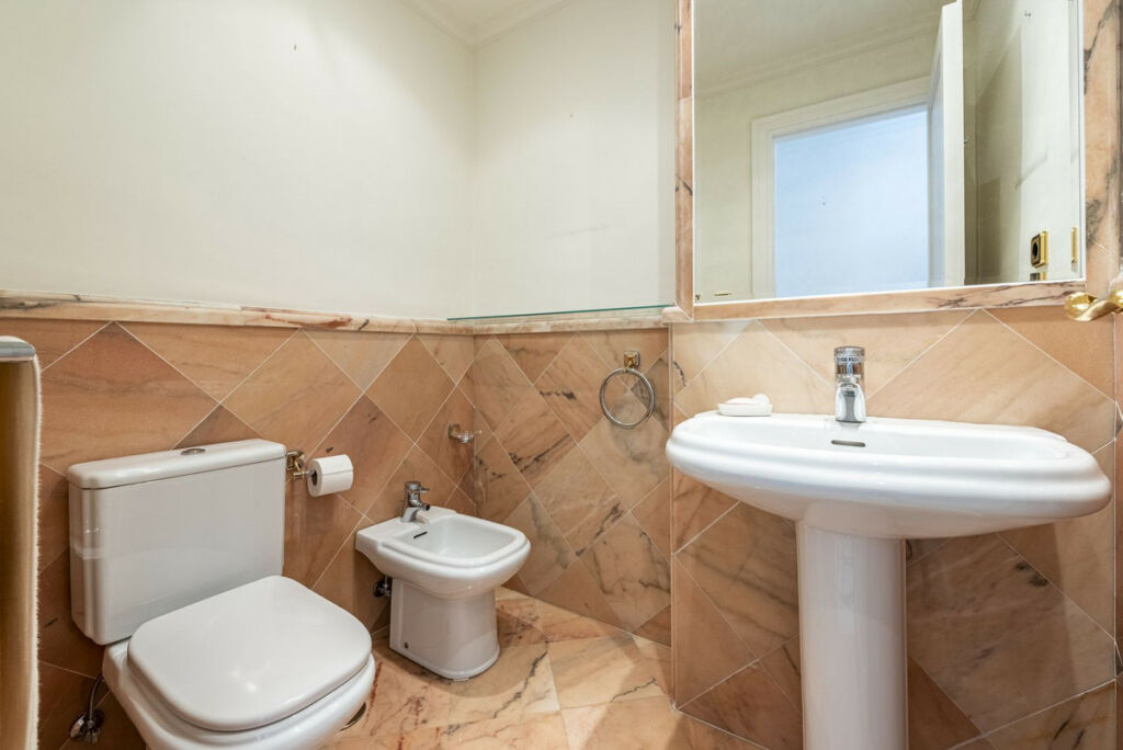 Middle Floor Apartment The Golden Mile Málaga - image 23