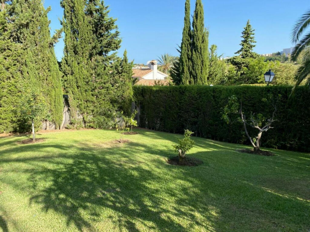 Detached Villa El Paraiso Málaga - image 24