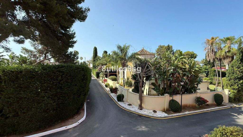 Middle Floor Apartment Estepona Málaga - image 24