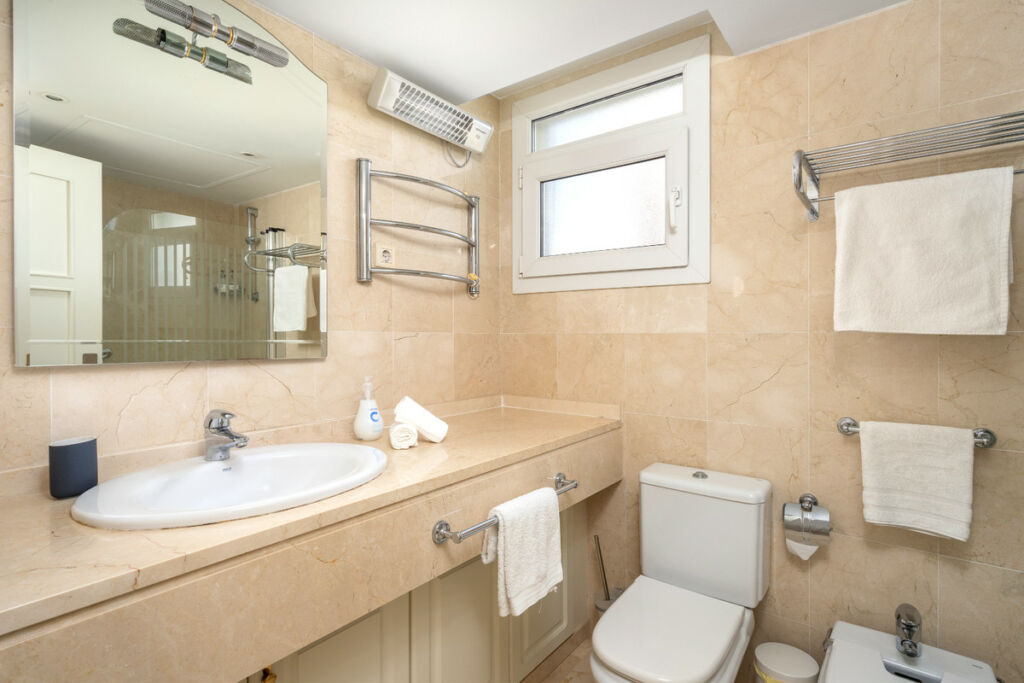 Middle Floor Apartment The Golden Mile Málaga - image 24