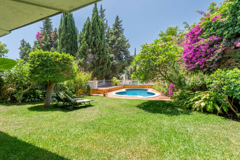 Detached Villa Nueva Andalucía Málaga - image 24