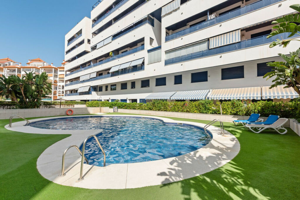 Middle Floor Apartment Estepona Málaga - image 3