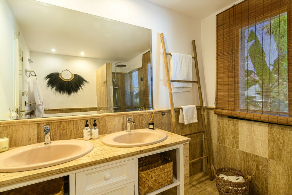 Detached Villa Estepona Málaga - image 24