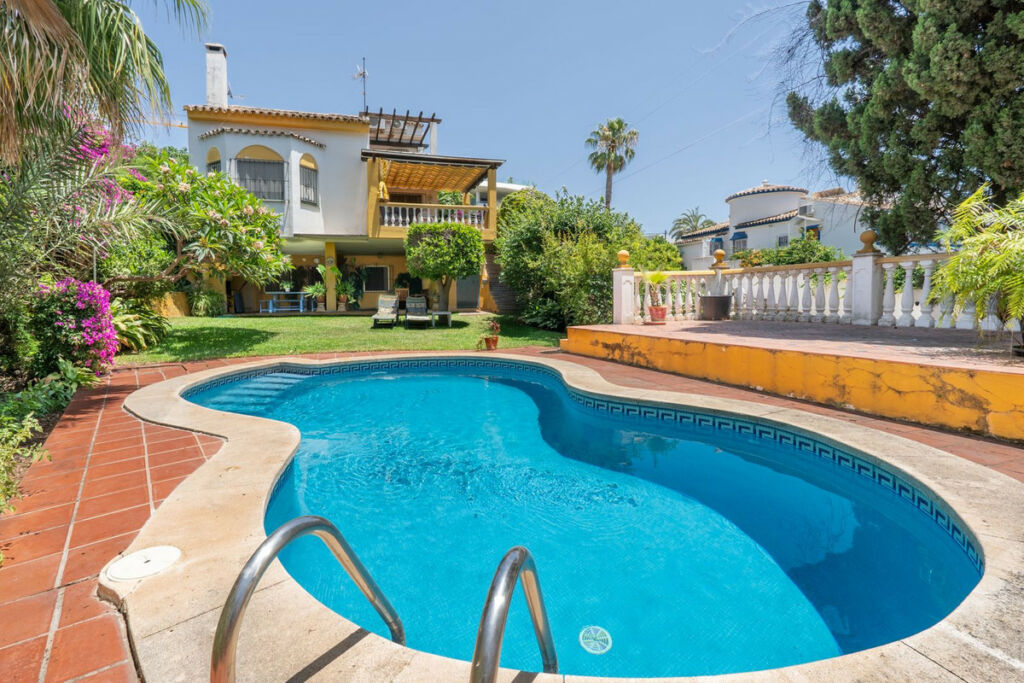 Detached Villa Nueva Andalucía Málaga - image 25
