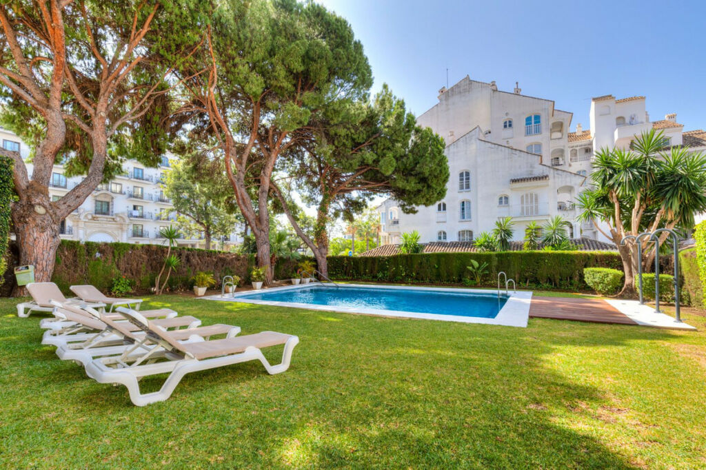 Middle Floor Apartment Nueva Andalucía Málaga - image 25