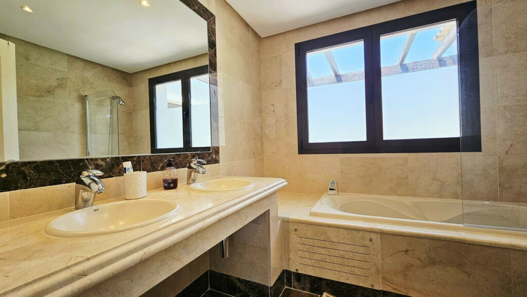 Detached Villa Estepona Málaga - image 26