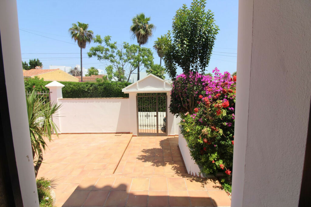 Detached Villa El Paraiso Málaga - image 26