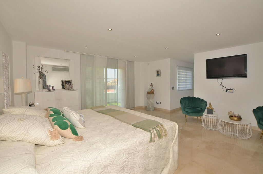 Penthouse Torrequebrada Málaga - image 26