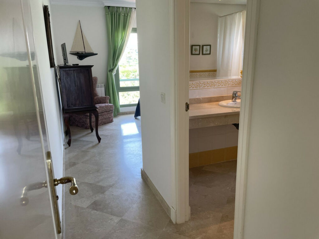 Middle Floor Apartment La Alcaidesa Cádiz - image 27