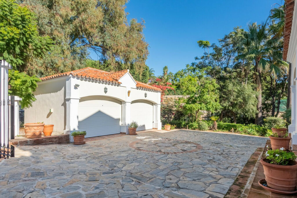 Detached Villa Nueva Andalucía Málaga - image 27