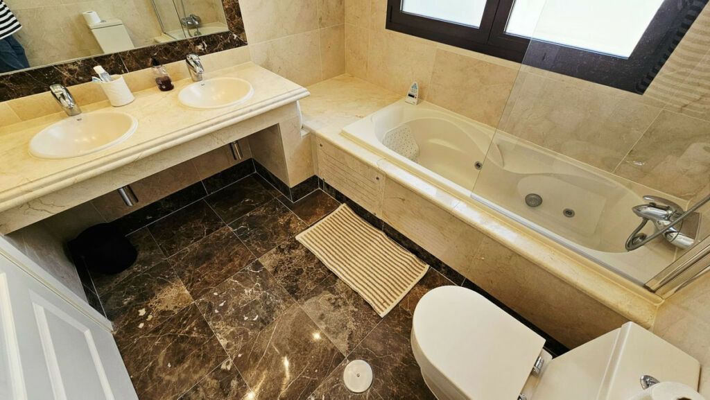 Detached Villa Estepona Málaga - image 27