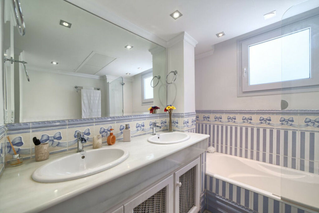 Detached Villa Nagüeles Málaga - image 27
