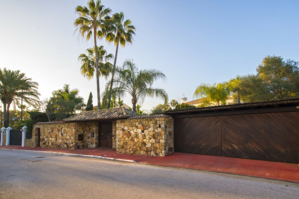 Detached Villa Nueva Andalucía Málaga - image 28