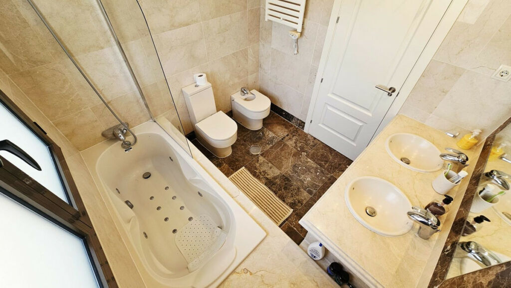 Detached Villa Estepona Málaga - image 28