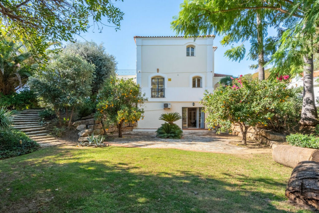 Detached Villa Nueva Andalucía Málaga - image 28