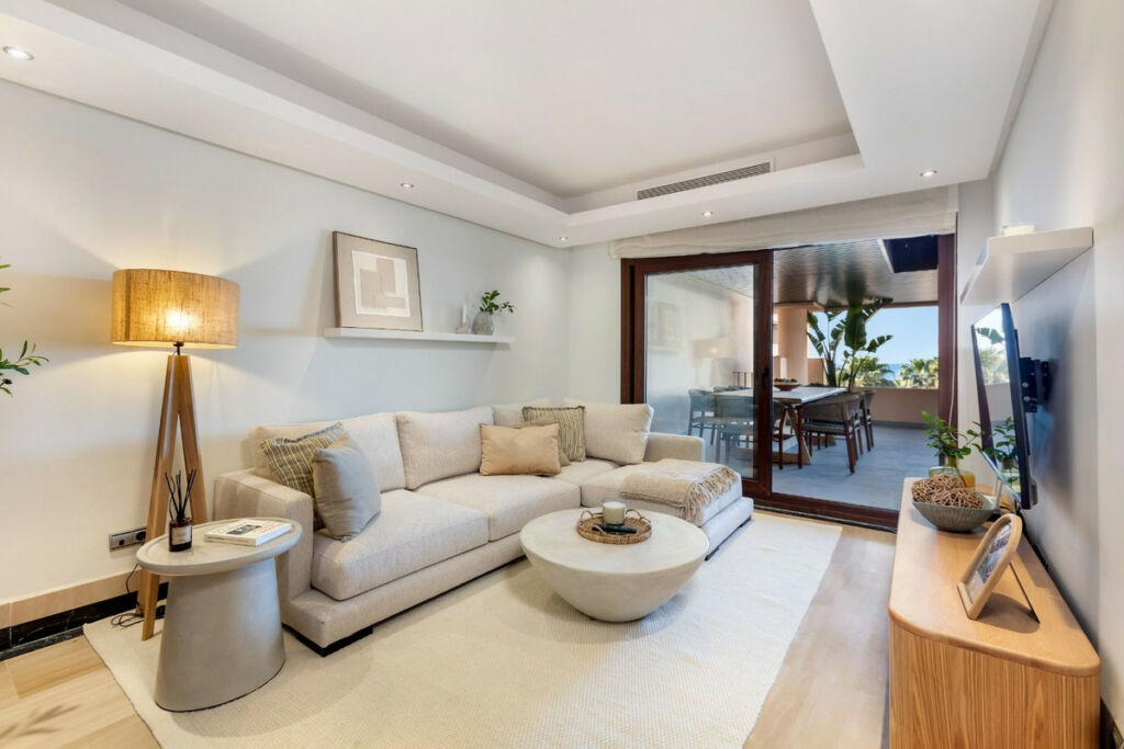 Middle Floor Apartment Estepona Málaga - image 3