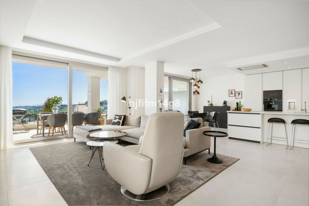 Middle Floor Apartment Nueva Andalucía Málaga - image 3
