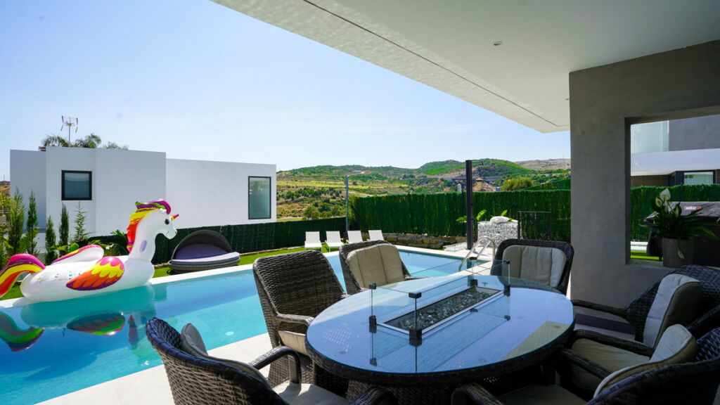 Detached Villa Estepona Málaga - image 3