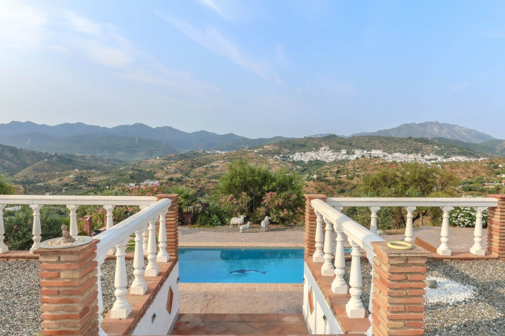 Detached Villa Guaro Málaga - image 2