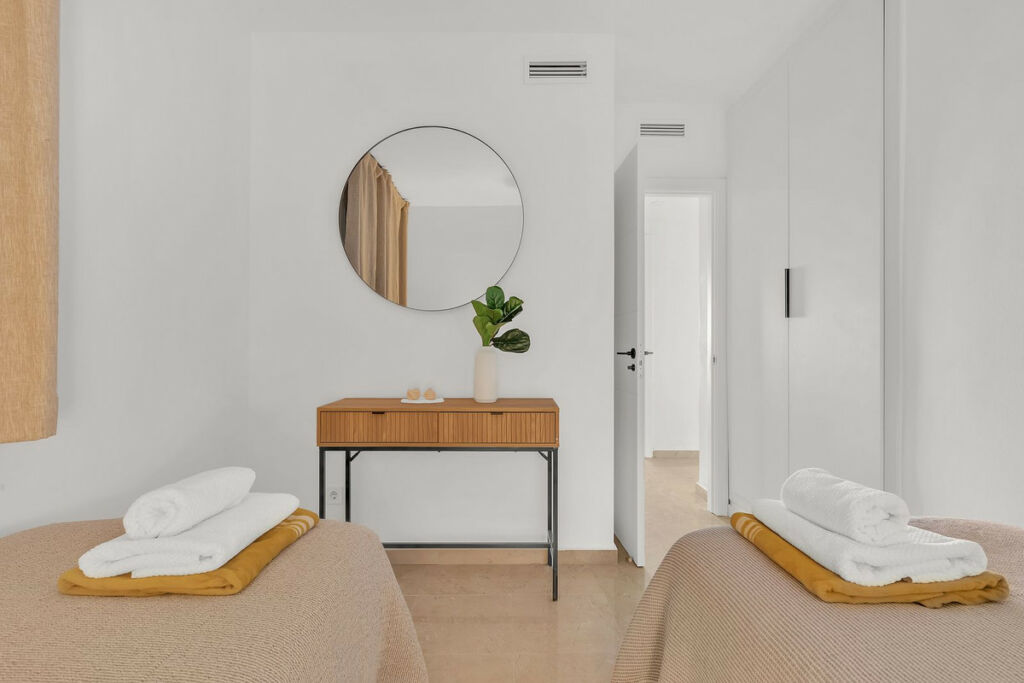 Middle Floor Apartment Estepona Málaga - image 3