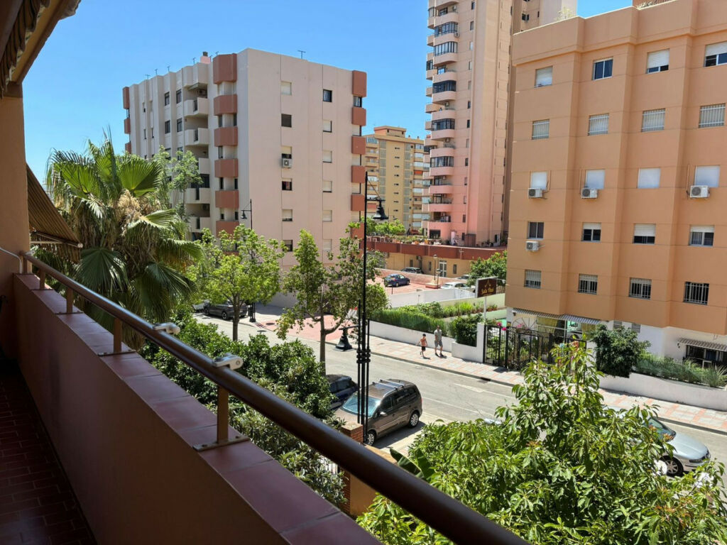 Middle Floor Apartment Fuengirola Málaga - image 3