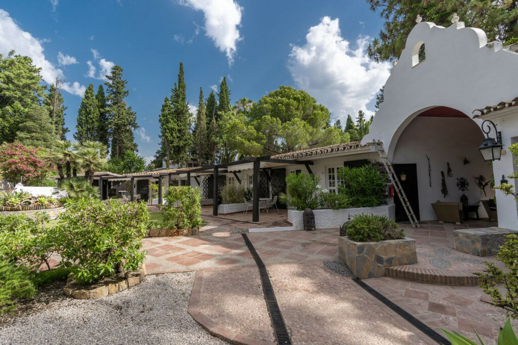Detached Villa Estepona Málaga - image 4