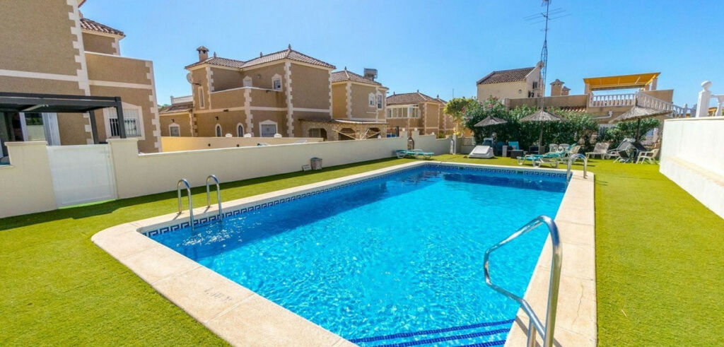 Detached Villa Villamartin Alicante - image 3