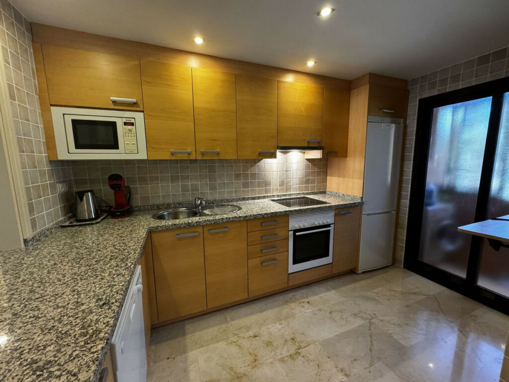 Middle Floor Apartment Estepona Málaga - image 3