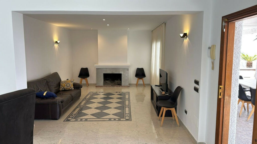 Detached Villa Estepona Málaga - image 3