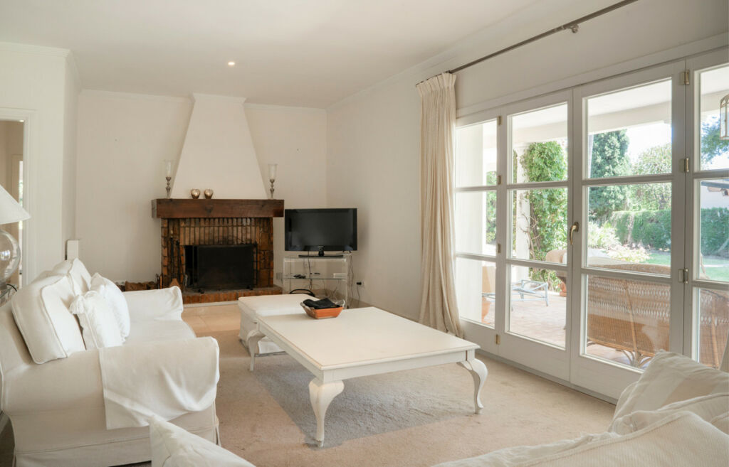 Detached Villa Estepona Málaga - image 3