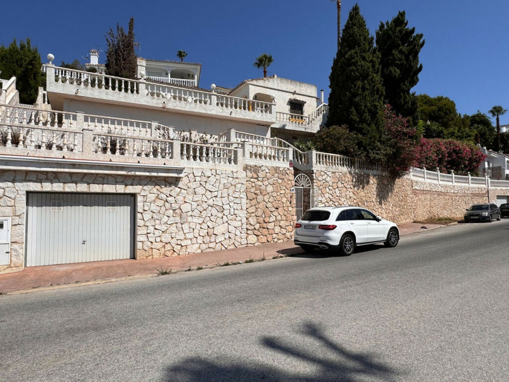 Detached Villa Miraflores Málaga - image 3