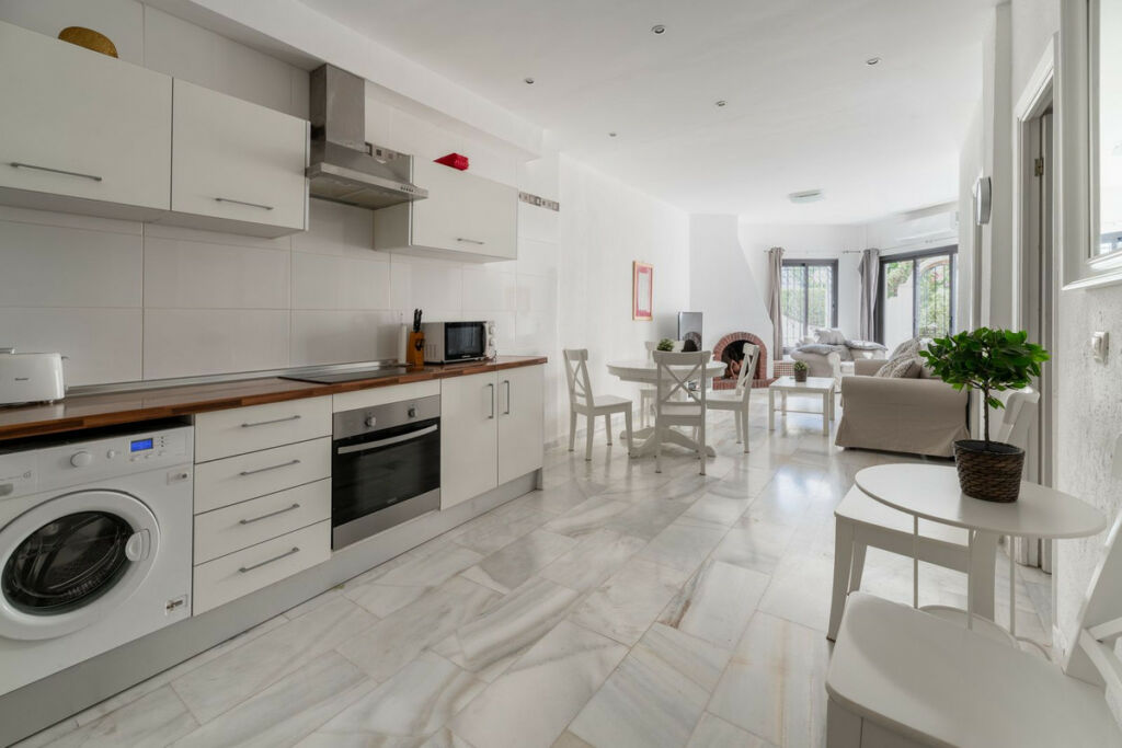 Ground Floor Apartment Calahonda Málaga - image 3