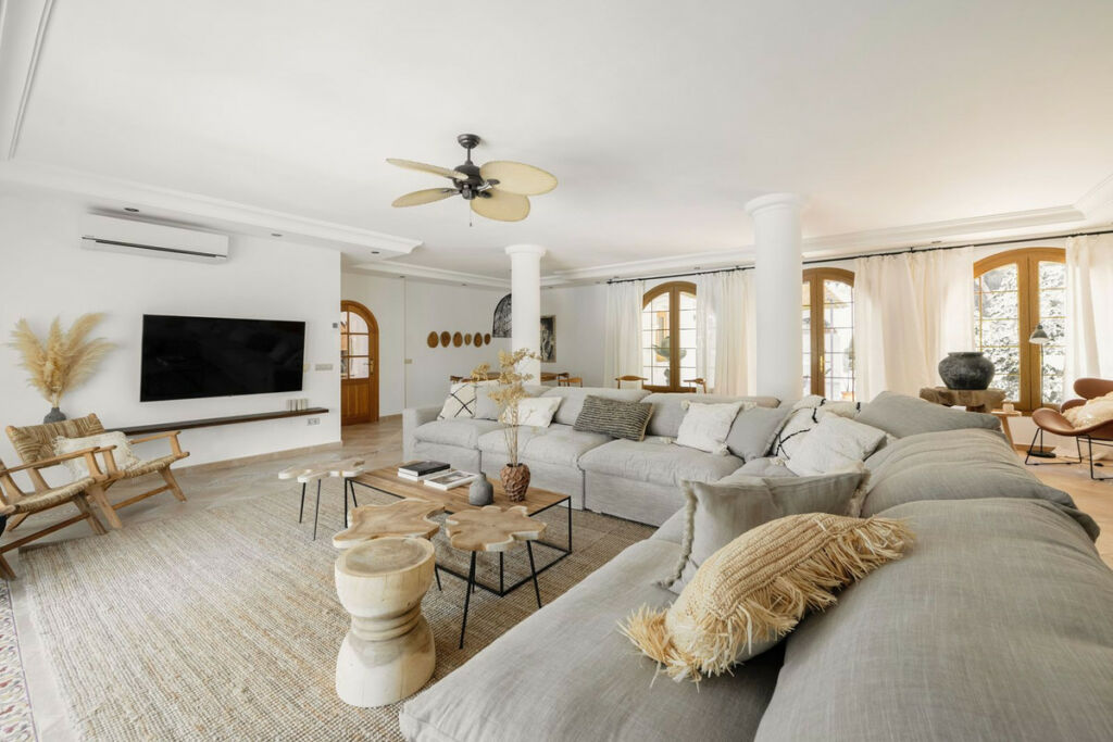 Detached Villa Estepona Málaga - image 3