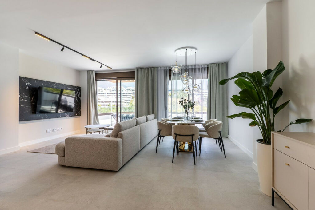 Middle Floor Apartment Estepona Málaga - image 3