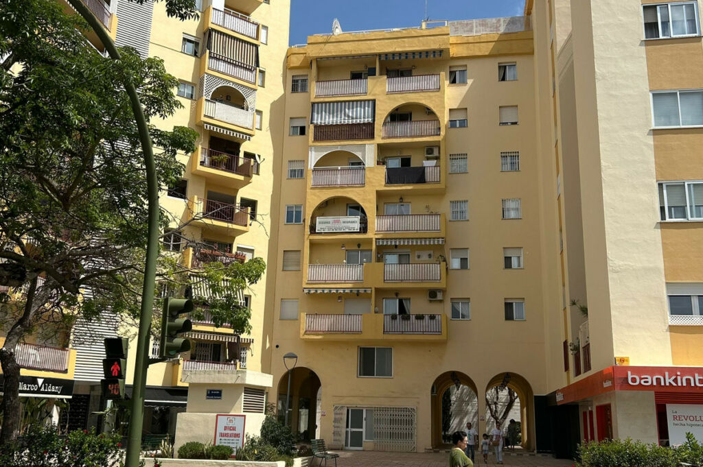 Middle Floor Apartment Marbella Málaga - image 3