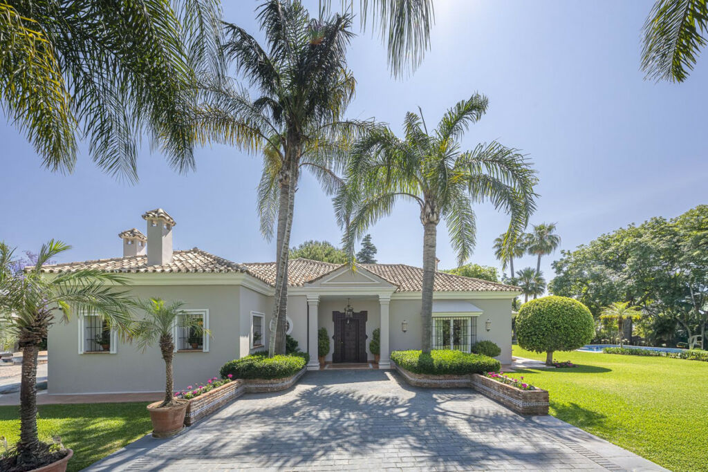 Detached Villa Guadalmina Alta Málaga - image 3