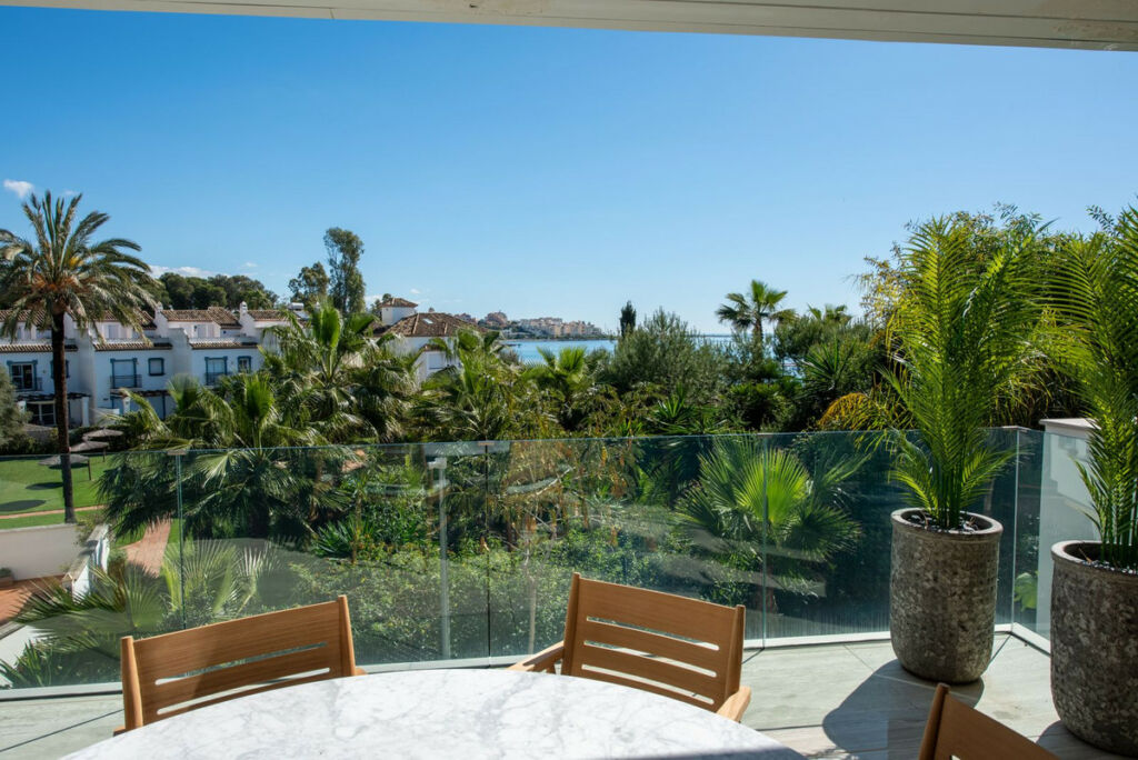 Middle Floor Apartment Estepona Málaga - image 3