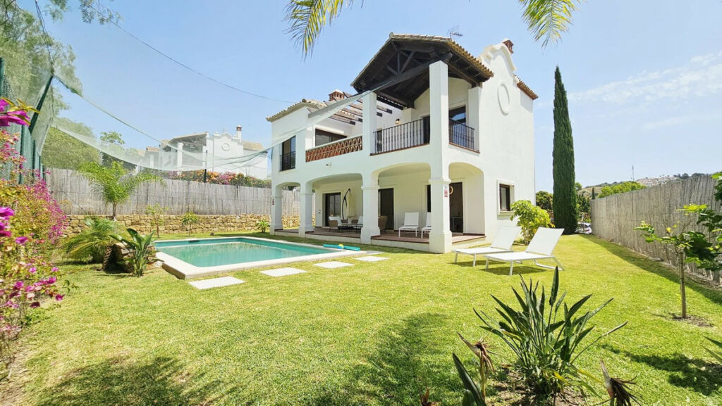 Detached Villa Estepona Málaga - image 3