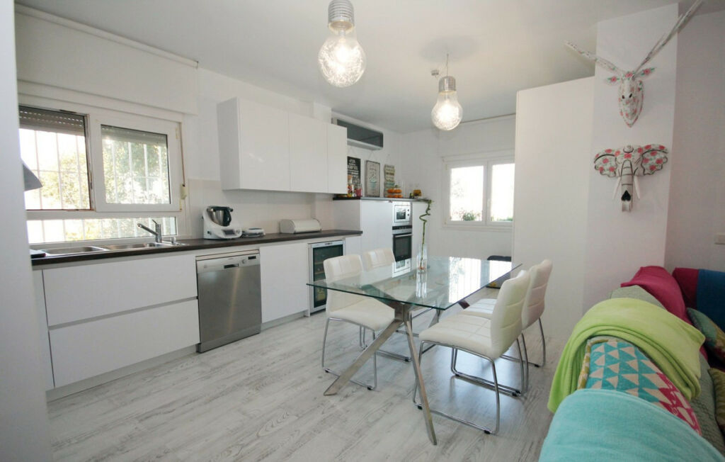Ground Floor Apartment La Mairena Málaga - image 3