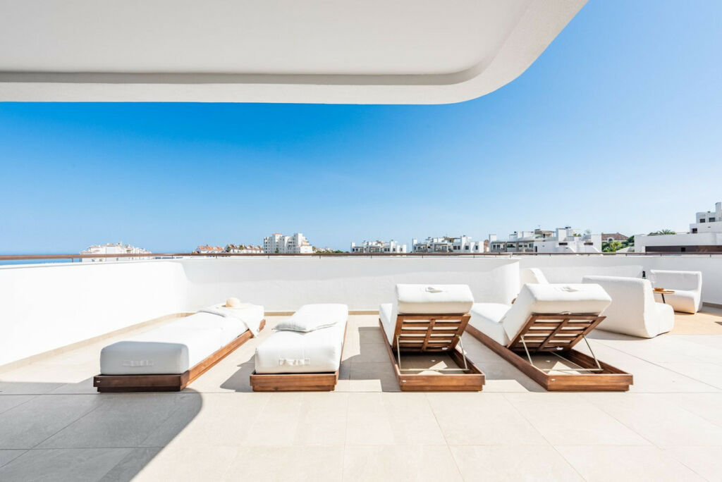 Middle Floor Apartment Estepona Málaga - image 2