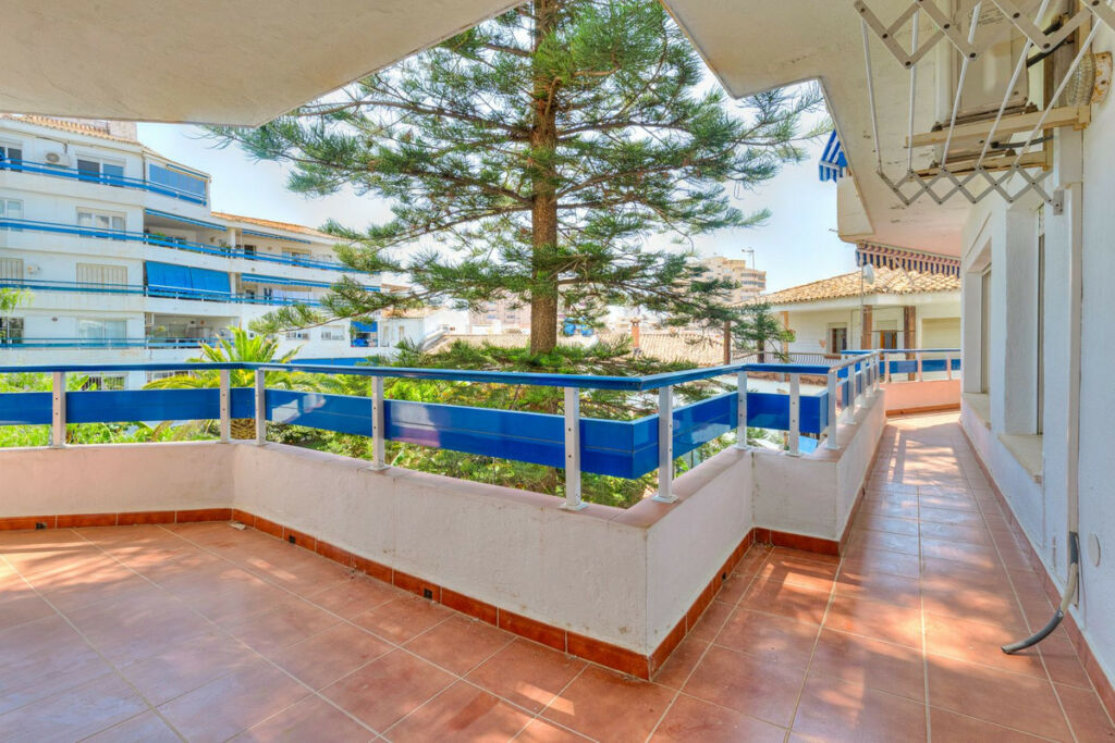 Middle Floor Apartment Fuengirola Málaga - image 3